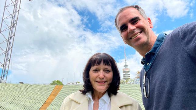 Gisela Welzenbach mit BR-Autor Christoph Nahr im Olympiastadion.