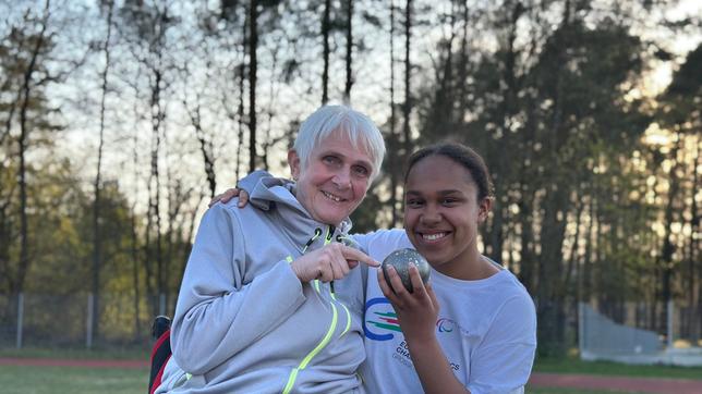 Marianne Buggenhagen (li.) und Heidi Kuder (re) - zwei Generationen Kugelstoßerinnen