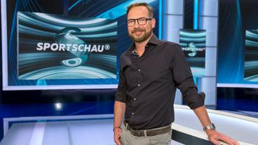 Bild: WDR/Herby Sachs Matthias Opdenhövel moderiert die Sportschau.