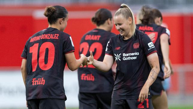 Vanessa Fudalla von Leverkusen (r.) jubelt nach ihrem Tor mit Estrella Merino Gonzalez
