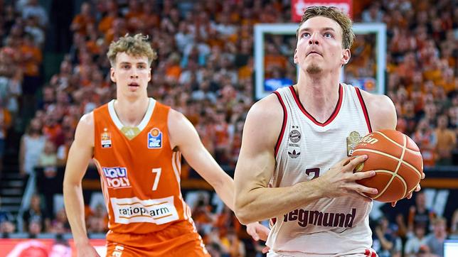Deutschlands Basketballerinnen nach dem Sieg bei der EM gegen Großbritannien