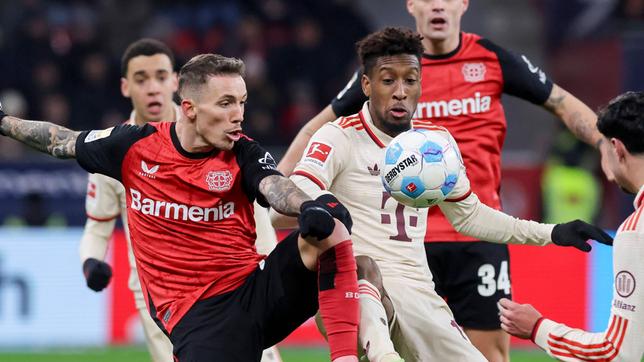 Die Bayern feiern mit der Meisterschale