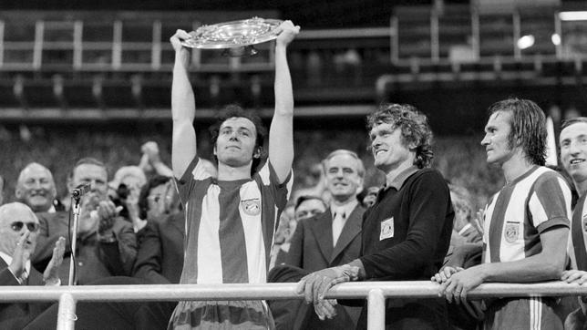 Bild: imago/Werek Bayern Münchens Franz Beckenbauer 1972 mit der Meisterschale.