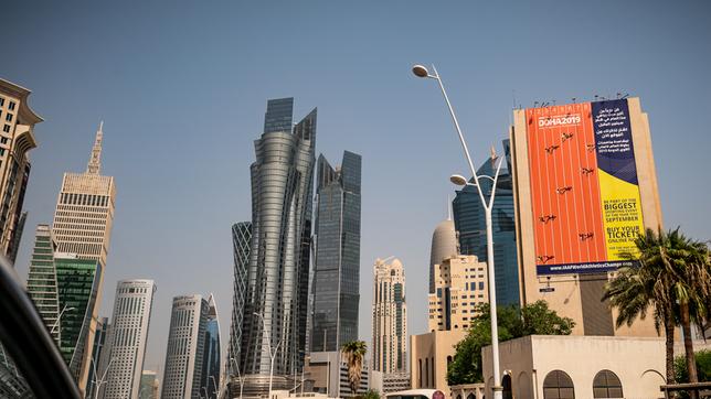 Die Skyline von Doha mit einem Werbeplakat für die WM