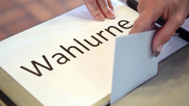 Bild: picture alliance/dpa/Uli Deck In einem Wahllokal wird ein Stimmzettel in eine Wahlurne geworfen