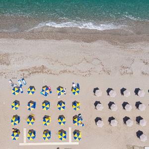 Ein Strandabschnitt mit vielen Sonnenschirm - für viele ist der Strand ein Sehnsuchtsort