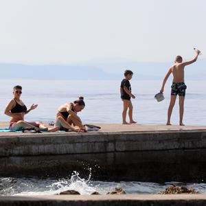 Kinder und Teenager am Strand