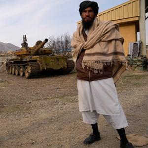 Zwei Taliban-Kämpfer stehen in der Provinz Parwan nördlich von Kabul vor einem alten, zerstörten sowjetischen Panzer
