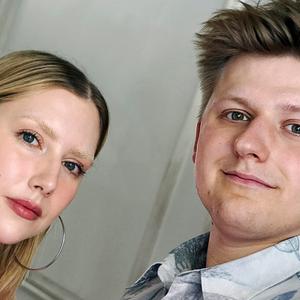 Cover des Podcasts "Theoretisch Cool" mit Ilona Hartmann und Elhotzo (Sebatian Hotz)