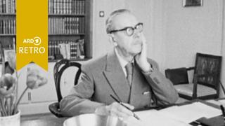 Schriftsteller Thomas Mann sitzt am Schreibtisch und denkt nach