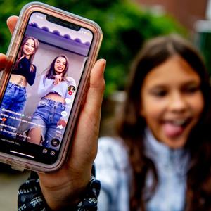 Ein Mädchen dreht ein Tiktok-Video