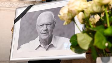 Fußball: Ein Porträt von Franz Beckenbauer ist neben einem Strauß weißer Rosen in der Hofkapelle der Residenz zu sehen. Beckenbauer ist am Sonntag, 07.01.2024 im Alter von 78 Jahren gestorben. 