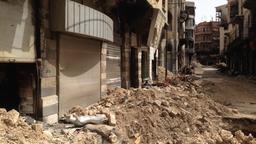 In der verwüsteten Stadt Homs, Syrien, liegen Trümmer auf der Straße.