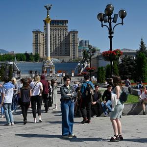 Menschen am Kiewer Platz der Unabhängigkeit