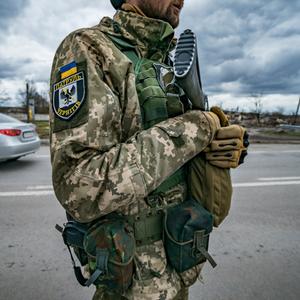 Ukrainischer Soldat an einem Checkpoint