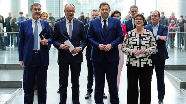 Bild: picture alliance/dpa | Kay Nietfeld Markus Söder (l-r), Ministerpräsident von Bayern und CSU-Vorsitzender, Friedrich Merz, Unions-Kanzlerkandidat und CDU-Bundesvorsitzender, Lars Klingbeil, SPD-Fraktions- und Bundesvorsitzender, und Saskia Esken, SPD-Bundesvorsitzende, kommen zu einer Pressekonferenz der Parteivorsitzenden von Union und SPD zur Vorstellung des Koalitionsvertrages im Paul-Löbe-Haus.