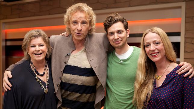 Journalistin Beate Wedekind (l.), Schauspielerin Doreen Kutzke (r.) und der Student  Joab Nist mit Thommy