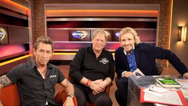 Thomas Gottschalk (r.) mit seinen Studiogästen, den Musikern Peter Maffay (l.) und Gunter Gabriel (M.)