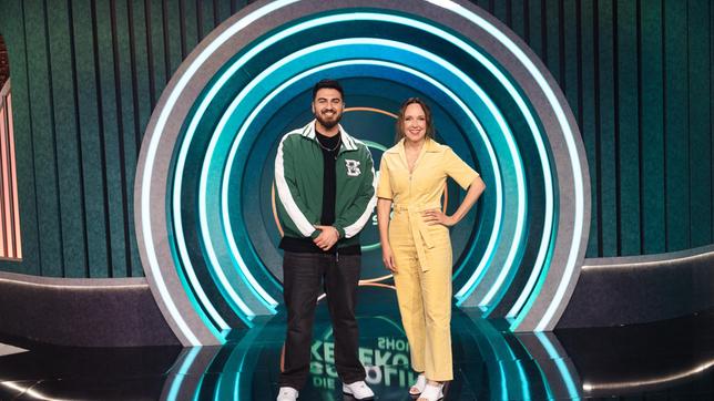 Bild: WDR/Ben Knabe Moderatorin Carolin Kebekus mit ihrem Gast: Bestseller-Autor und Content Creator Tahsim Durgun.