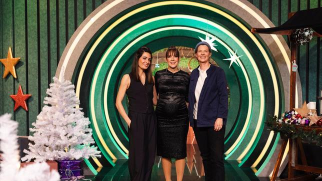 Moderatorin Carolin Kebekus (m) mit ihren Gästen: Linda Zervakis (l) und Laura Kampf (r).
