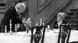 Freddie Frinton als Diener James und May Warden als alleinspeisende alte Dame Miss Sophie