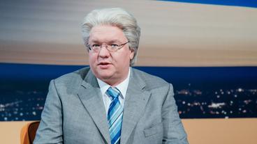 Bild: BR/Julia Müller Helmut Schleich als Moderator Sigmund Gottlieb