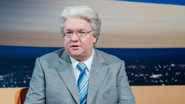 Helmut Schleich als Moderator Sigmund Gottlieb