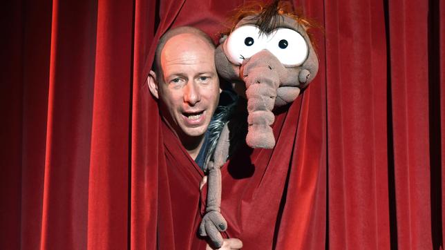 Bild: dpa Alfons und Gäste: Der Puppenspieler und Bauchredner Benjamin Tomkins posiert mit seiner Puppe, einer Fliege mit dem Namen "Der Hildegard".
