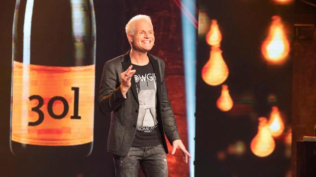 Bild: WDR/Max Kohr Ausverkaufte Häuser, jubelnde Zuschauer, eine begeisterte Presse - Guido Cantz überzeugt mit seinem erfolgreichen Bühnenprogramm "Cantz schön clever" die Comedyfans im Land. Lachmuskelkater ist garantiert, wenn Guido Cantz klärt, ob man mit einer Banane eine Flasche Bier öffnen kann oder ob sich Gegensätze nun anziehen oder doch nicht.
