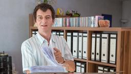 Autogramm-Jäger Martin Raulfer (Michael Kessler) zeigt seine umfangreiche Sammlung.