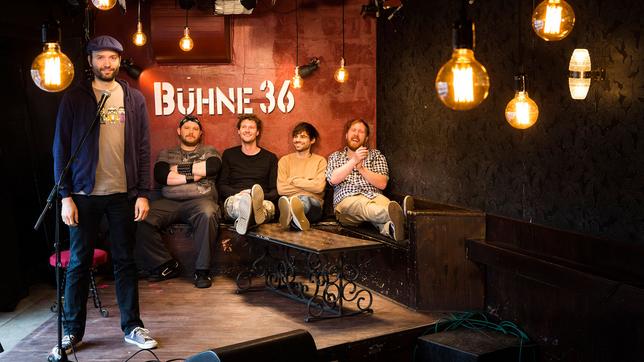 Bild: rbb/Sven Hagolani Bühne 36 - Känguru & Co.: Marc-Uwe Kling, Boris the Beast, Maik Martschinkowski, Sebastian Lehmann und Julius Fischer.