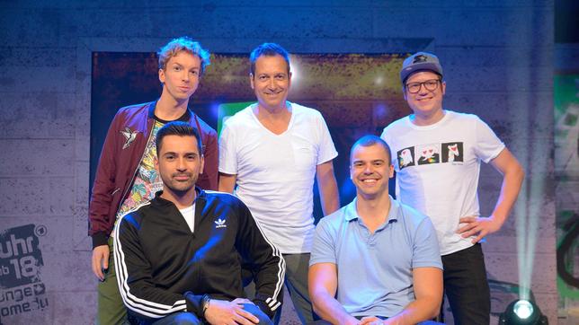 Bühne frei für junge und frische Gesichter der deutschen Comedy-Szene! - Reihe hinten v. li.: Marcel Mann, Dieter Nuhr, Thomas Schmidt; Reihe vorne v. l.: Tan Caglar, Nikita Miller