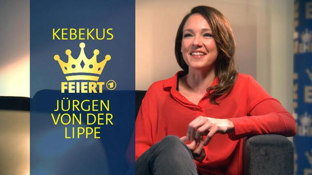 Carolin Kebekus - „Ich feiere Jürgen von Lippe, weil er einer der größten, wenn nicht der größte Komiker dieses Landes ist!“ Das sagt die preisgekrönte Comedienne und Ausnahmekünstlerin Carolin Kebekus über den Entertainer Jürgen von der Lippe, den sie als großartigen Komiker und Kollegen bewundert und feiert. In „Kebekus feiert Jürgen von der Lippe“ taucht sie für 45 Minuten in die Archive des Humors ein, lacht, kommentiert und präsentiert die großartigsten und witzigsten Ausschnitte aus dem Lebenswerk ihres Kollegen.