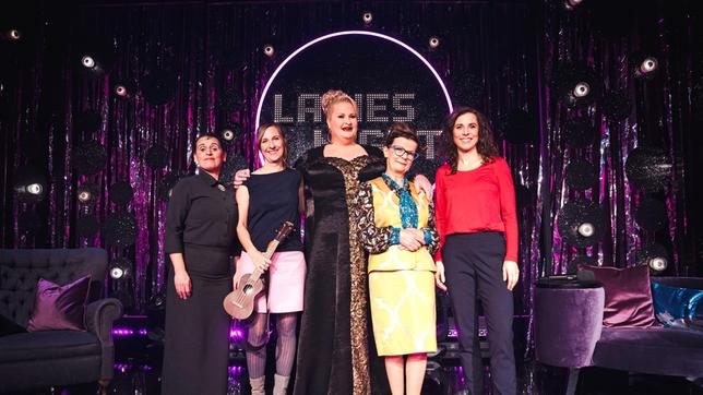 Gastgeberin Daphne de Luxe (M) mit ihren Gästen: v.l.n.r. Carmela de Feo, Sarah Hakenberg, Karin Berkenkopf als Frieda Braun und Katalyn Huehnerfeld.