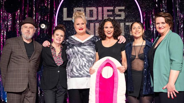 Bild: WDR/Melanie Grande Gastgeberin Daphne de Luxe mit ihren Gästen (3.v.l): v.l.n.r. William Mackenzie, Nessi Tausendschön, Antonia Stabinger, Negah Amiri und Magda Leeb.