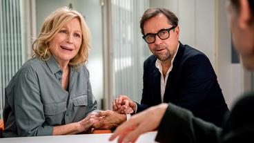 In "Kroymann", Folge 13, freuen sich prominente Homosexuelle (Maren Kroymann, links) über Agenturen, die Alibi-Eheleute (Jan Josef Liefers, rechts) vermitteln.