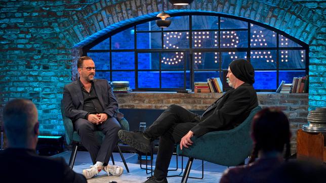 Moderator Torsten Sträter (r) mit seinem Gast, Comedian Kurt Krömer