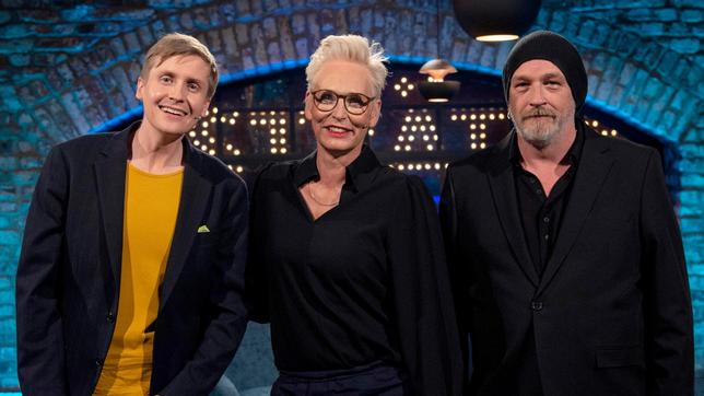 Bild: WDR/Melanie Grande Moderator Torsten Sträter (r) mit seinen Gästen: Till Reiners und Bärbel Schäfer