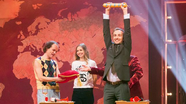 Bild: Andreas Wünschirs/MDR/Constantin Entertainment Olaf verbessert die Welt – Die Schubert-Show: Olaf Schubert, Jan Böhmermann und Christiane Stenger.