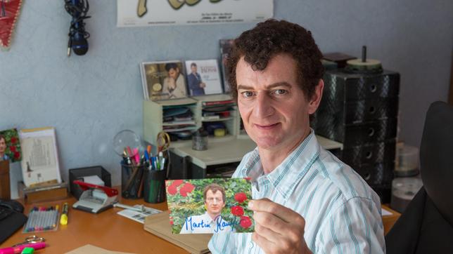 Bild: rbb/HPR/Michael Böhme Schlager-Fan Martin Raulfer (Michael Kessler) hat natürlich auch seine eigene Autogrammkarte.