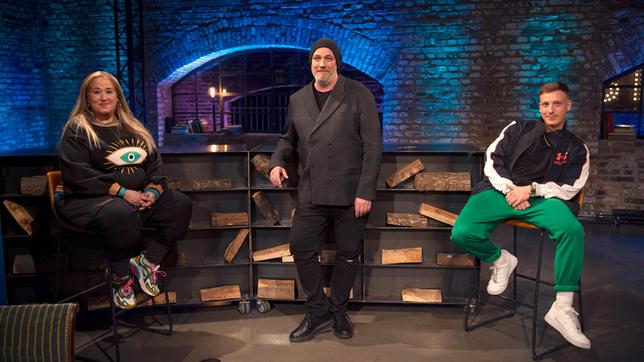 Bild: WDR/Melanie Grande Moderator Torsten Sträter (Mitte) und seine Gäste: Kabarettistin und Schauspielerin Idil Baydar und Stand-up-Comedian Felix Lobrecht.