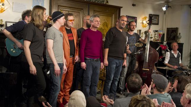 Bild: BR/Ralf Wilschewski Vereinsheim Schwabing: Alfred Dorfer, Stoppok, Hazel Brugger, Gerd Baumann, Sebastian Horn, Björn Puscha und Hannes Ringlstetter.