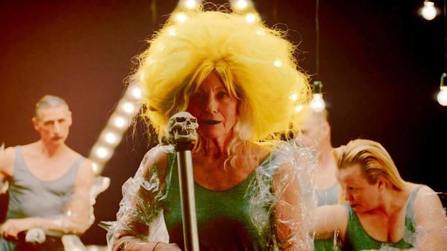 „Wir sind die Alten. Ihr seid die Geilsten. Aber wir sind die Meisten!“ – Maren Kroymann kann auch Musikvideos.