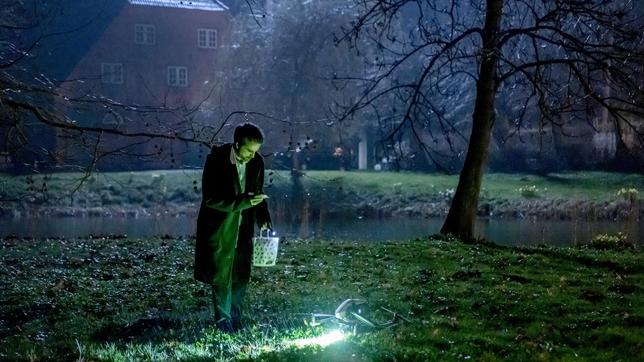 Bild: ARD Degeto/Gulliver Theis Alexander (Oliver Wnuk) hängt das Lösegeld an die Drohne.