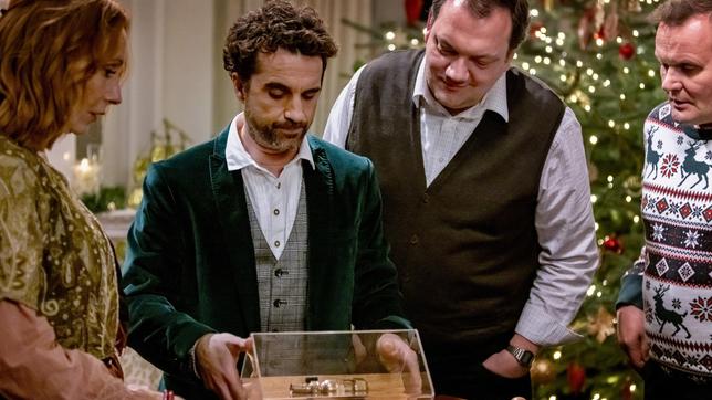 Bild: ARD Degeto/Gulliver Theis Alexanders (Oliver Wnuk, 2. v. li.) Geschenk bringt den Betrug ans Licht: Dorothee (Andrea Sawatzki, li.), Mario (Charly Hübner, 2. v. re.) und Thorsten (Devid Striesow, re.) sind entsetzt.