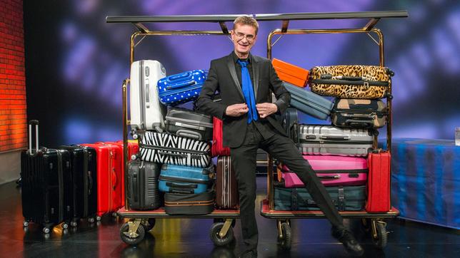 Bild: SWR/Patricia Neligan Der SWR zeichnet exklusiv das aktuelle Bühnenprogramm von Mathias Richling auf. Dafür verwandelte sich das Studio A im Stuttgarter Funkhaus in eine Bahnhofshalle. Hier analysiert Mathias Richling treff- und stilsicher den Status Quo der Nation. "Deutschland to go" heißt für ihn gelebte Demokratie zum Mitnehmen.