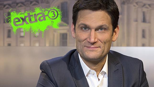 Bild: NDR/Thomas Pritsche Christian Ehring moderiert "Extra 3" im Ersten