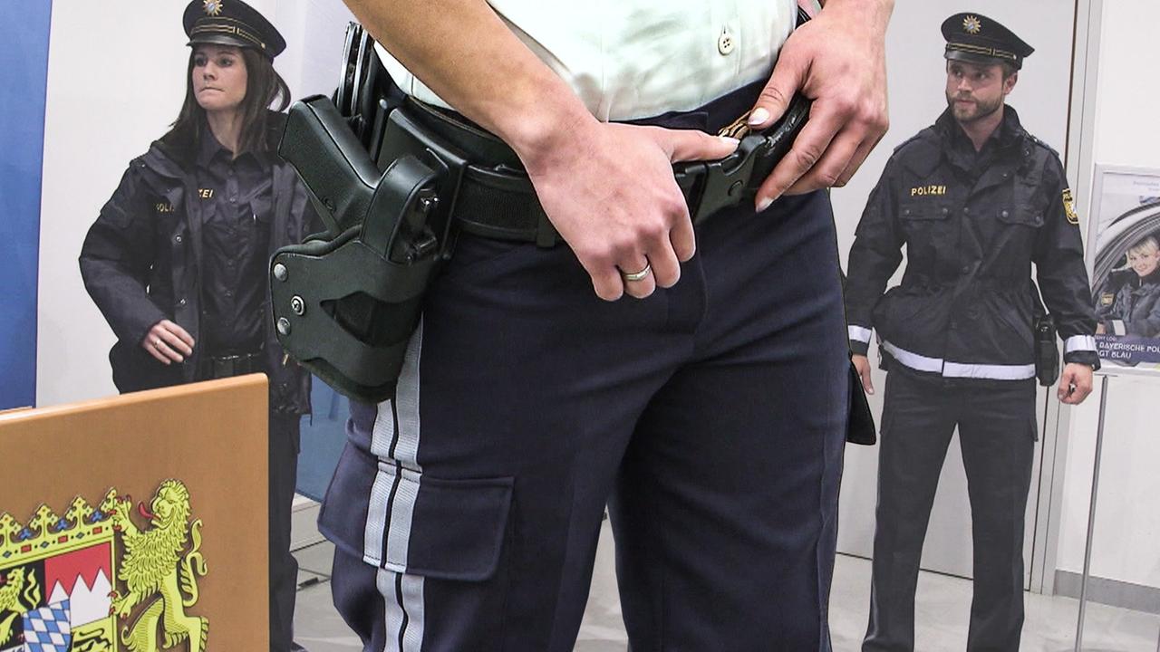 Polizisten und Gefangene haben harten Dreier im Knast Polizisten und Gefangene haben harten Dreier im Knast
