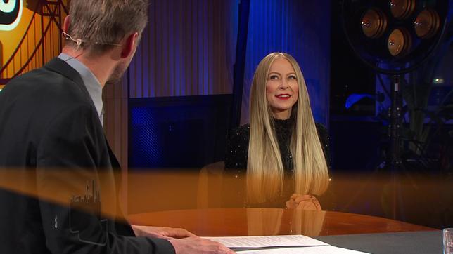 Florian Schroeder und Laura Karasek begrüßen den CDU-Politiker Jens Spahn und Schauspielerin Jenny Elvers.
