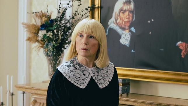 „Kroymann: Schöne Bescherung“: besondere Weihnachtsgeschichten erzählt von der preisgekrönten Satirikerin und Sängerin Maren Kroymann in der ihr eigenen liebevoll bissig-entlarvenden Weise.